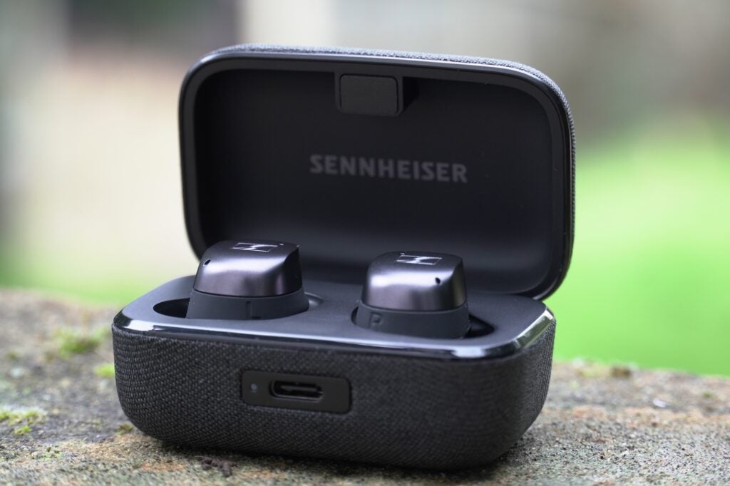 Sennheiser Momentum True Wireless 4 case open