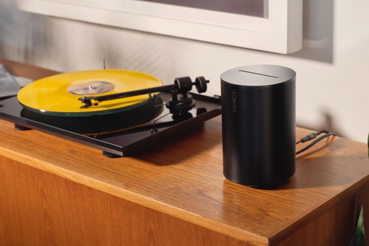 Sonos Era 100, beside a turntable.