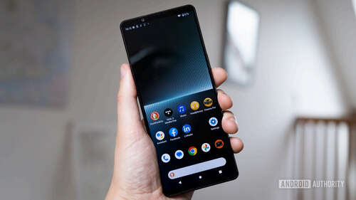 Sony Xperia 1 V homescreen in hand