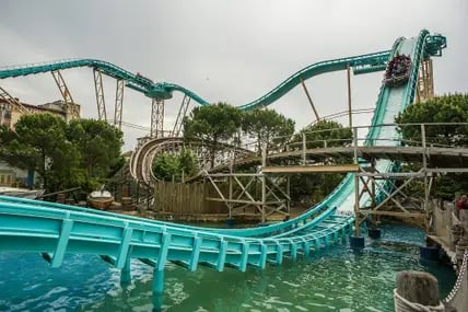 Gondeln fahren durch eine Wasseranlage im Europapark Rust in Baden-Württemberg.