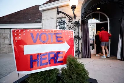 Wähler betreten ein Wahllokal in Atlanta, Georgia. 