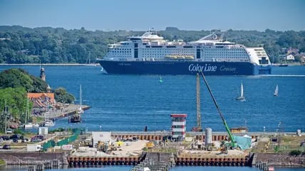 Die Oslo-Fähre „Color Fantasy“ passiert auf dem Weg nach Norwegen die alte Holtenauer Schleuse in Kiel. 