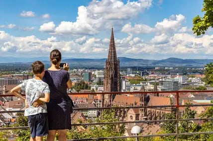 Eindrucksvolle Stadtansicht vom Schlossberg auf das Freiburger Münster.