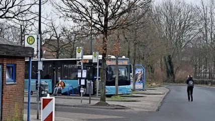 Der ZOB in Eckernförde: Dort werden die Busse in den kommenden Tagen fahren. Im Kreis Rendburg-Eckernförde soll der angekündigte Bus-Streik den ÖPNV jedoch lahmlegen. Welche Busse fahren, welche nicht? Fragen und Antworten zum aktuellen Bus-Streik für den Kreis Rendsburg-Eckernförde.