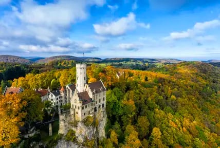 Blick auf das Schloss Lichtenstein auf der Schwäbischen Alb im Herbst.