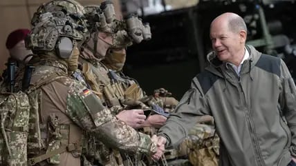 Bundeskanzler Olaf Scholz (SPD) begrüßt während eines Besuchs des Kommandos Spezialkräfte (KSK) der Bundeswehrkommandosoldaten.