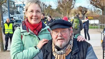 Schönes Erinnerungsfoto: Komparsin Kerstin Klauk mit Schauspieler Walter Plathe an der Ahlbecker Promenade.