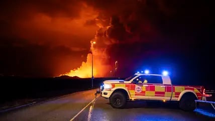 Es ist schon der vierte Vulkanausbruch in diesem Jahr: Ein Rettungsfahrzeug steht am 16. März auf einer Straße, die zu vulkanischen Aktivitäten zwischen Hagafell und Stóri-Skógfell in Island führt.