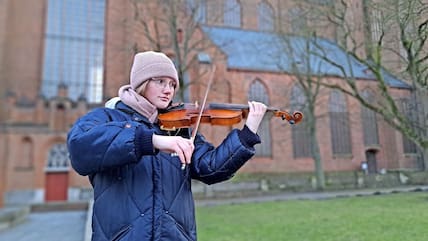 Als 16-Jährige hatte es die Stralsunder Musikerin Hanna Rettensteiner 2023 bei der Casting-Show „Dein Song“ auf Kika bis ins Finale geschafft.