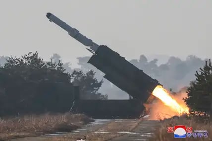 Dieses von der nordkoreanischen Regierung zur Verfügung gestellte Foto zeigt mutmaßlich den Test einer Boden-See-Rakete. 