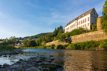 Die Tour durch die „Grüne Hölle“ startet im idyllischen Ort Bollendorf