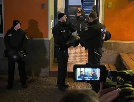 Bei der Fahndung nach zwei ehemaligen RAF-Terroristen durchsucht die Polizei eine weitere Wohnung in Berlin.