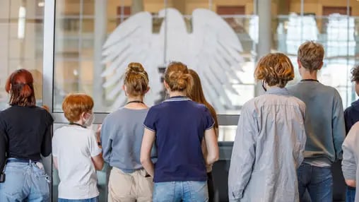  40. Sitzung des Deutschen Bundestages Deutschland, Berlin den 01.06.2022: Ein Gruppe Schüler die den Bundestag besuchen, schauen interessiert auf die Sitzung im Plenarsaal durch die Glasscheibe *** 40 Session of the German Bundestag Germany, Berlin the 01 06 2022 A group of students visiting the Bundestag, look interested at the session in the plenary hall through the glass pane