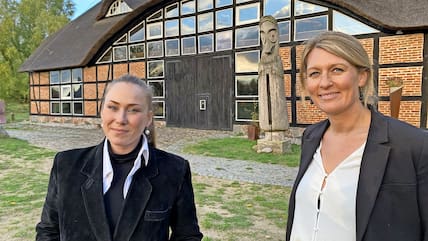 Olesya Schirmer (l.) und Theda-Marie Schirmer sind die Gesichter der Kulturscheune Katzow. Das erste große von ihnen gestaltete Event war im vergangenen November der Adventsmarkt mit vielen Besuchern. Nun laden sie zum Ostermarkt ein.