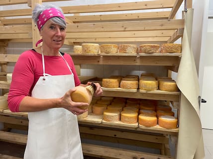 Sieglinde Dosser vom Boarbichl-Hof bei Schenna stellt Käse her.