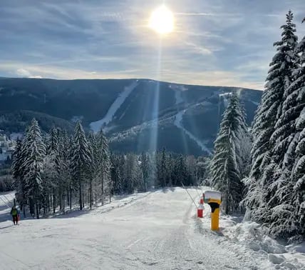 Zwei neue rote Pisten sind im Skiareal Spindlermühle schon entstanden.