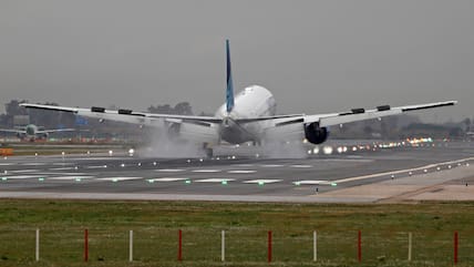 Flugzeug bei der Landung von hinten fotografiert.