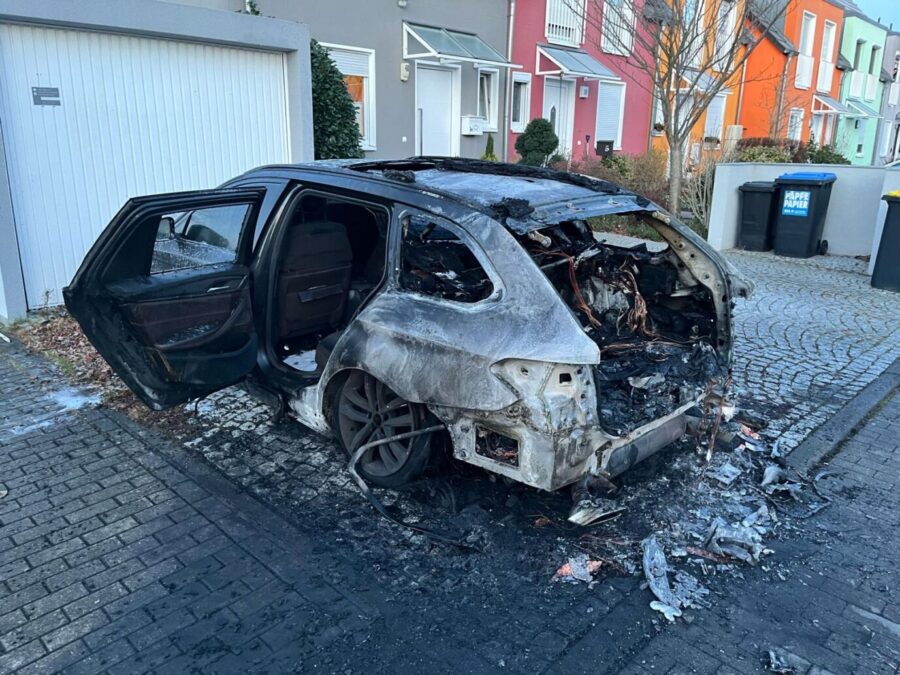 Das ausgebrannte Auto der Eltern von AfD-Politiker Marius Beyer: In der Vergangenheit wurden bereits Reifen durchstochen.