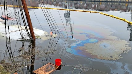 Nachdem das Museumsschiff „Fridthjof“ in der Untertrave in Lübeck gesunken ist, hatten sich Ölfilme auf der Trave gebildet.