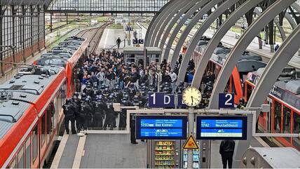 Die Polizei hindert die Rostocker Fans daran, den Lübecker Hauptbahnhof zu verlassen.