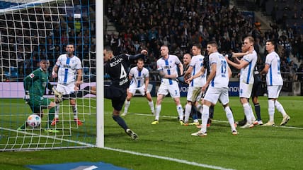 Darmstadt schaut zu, wie Philipp Hofmann das 1:0 für Bochum erzielt.