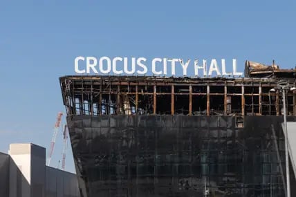 Blick auf die bei einem Terroranschlag beschädigte Konzerthalle Crocus City Hall. Bei dem Anschlag waren mehr als 140 Menschen getötet und Hunderte verletzt worden.