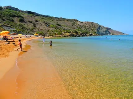 Die Ramla Bay gehört zu den schönsten Stränden auf Malta.