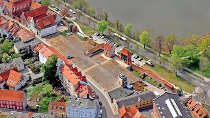 Die unbebaute Fläche in der Mühlenstraße war bisher für ein temporäres Parkhaus vorgesehen. Nun prüft die Verwaltung alternative Standorte.