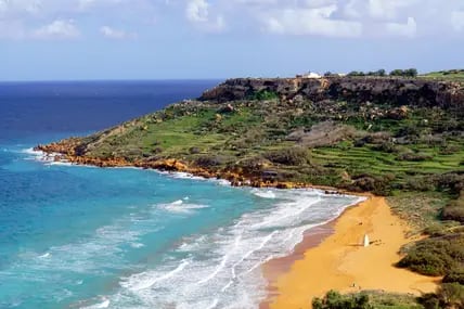 Blick von der Calypso Cave auf den Ramla-Bay-Strand.