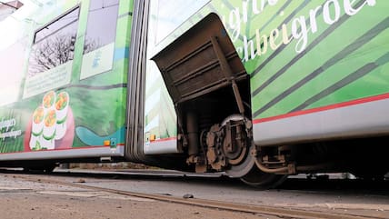 Beim Zusammenstoß mit dem Lkw ist die Straßenbahn entgleist.