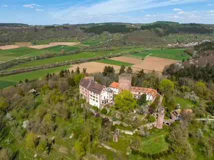 Blick aus der Luft auf die Stauferburg Gamburg aus dem 12. Jahrhundert.