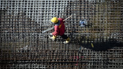 Führende Wirtschaftsforschungsinstitute haben ihre Konjunkturprognose deutlich gesenkt.