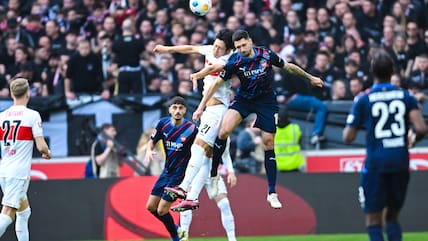 Der VfB Stuttgart müht sich gegen den 1. FC Heidenheim.