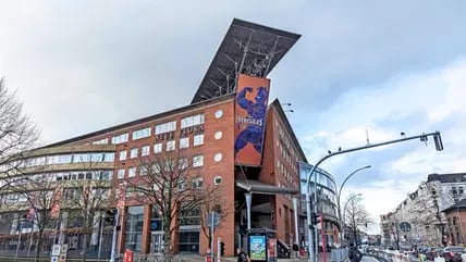 Rund um  das Stage Theater Neue Flora, in dem das „Hercules“-Musical in Hamburg aufgeführt wird, gibt es noch bis August 2024 Bauarbeiten, die die Anreise per Auto erschweren.