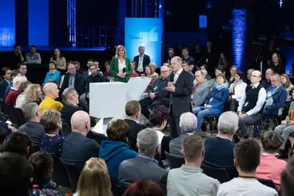 Tiktok oder kein Tiktok – das ist hier die Frage: Bundeskanzler Olaf Scholz beim Bürgerdialog in Dresden.