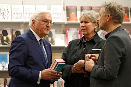 Frank-Walter Steinmeier, Christina Knecht und Jo Lendle am Stand vom Carl Hanser Verlag auf der Leipziger Buchmesse 2024 auf dem Messegelände. 