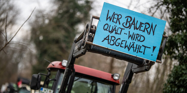 Trecker im Wald mit Schild: 