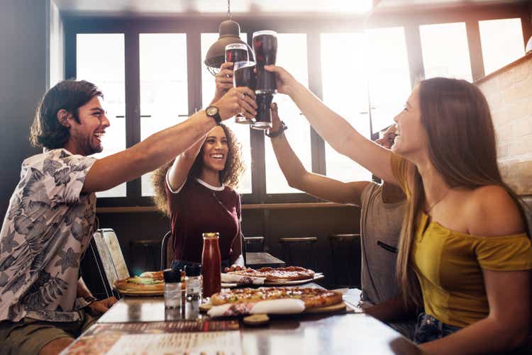 Gruppe von Freunden machen einen Toast im restaurant