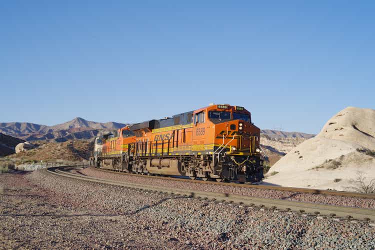 Treno BNSF nel deserto del Mojave In California