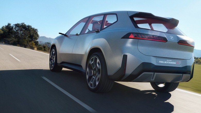 BMW Vision Neue Klasse X driving