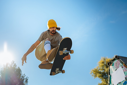 Patinador saltando sobre la cámara.