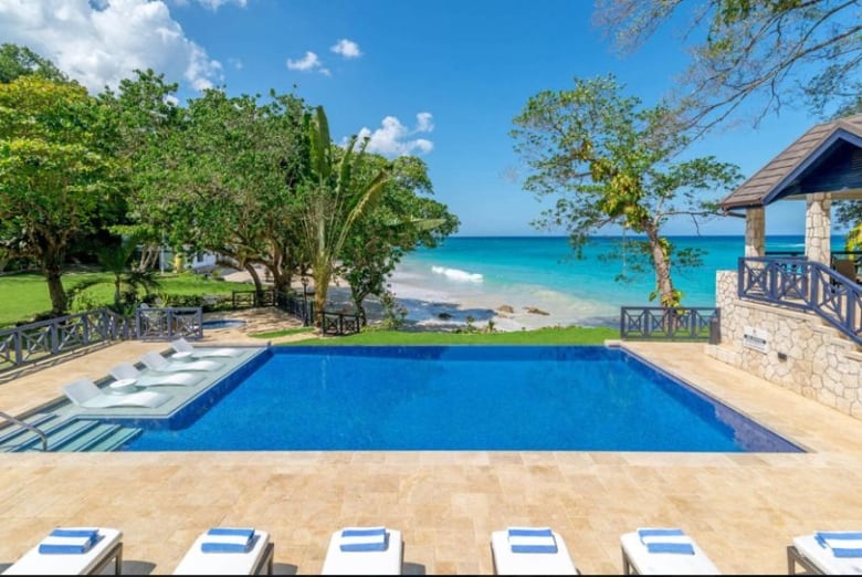 An image of a pool that overlooks the ocean 