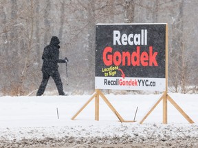 A Recall Gondek sign