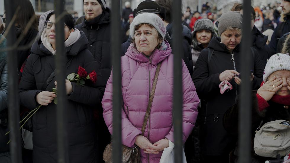 Alexej Nawalny: Die Menschen zeigen ihre Anteilnahme. Sie weinen, bringen Blumen. Immer wieder rufen sie: "Russland wird frei sein". 