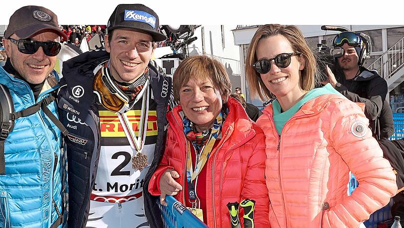 Christian Neureuther und Rosi Mittermaier mit den Kindern Felix (2.vl.) und Ameli Neureuther (r.).