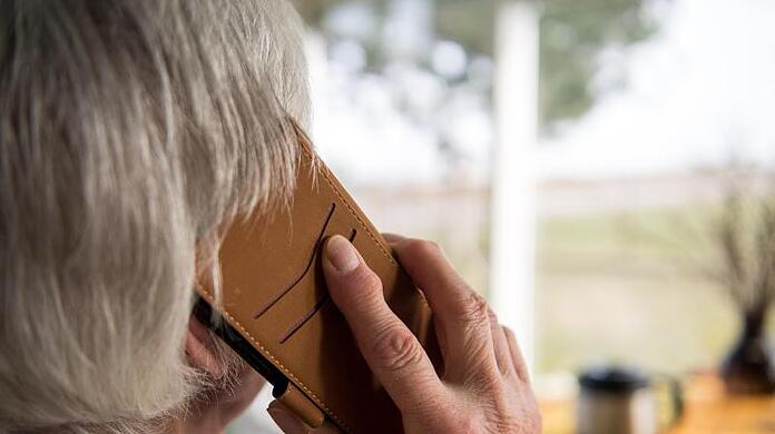 Die Betrügerin gab sich am Telefon als Schwester der Seniorin aus. (Symbolbild)