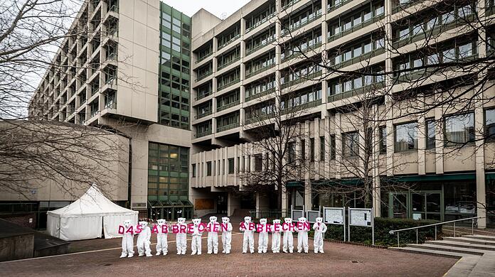 Protest der Initiative gegen den Abriss des alten Strafjustizzentrums in der Nymphenburger Straße: "Das Abbrechen abbrechen"