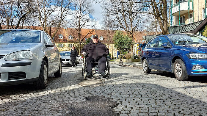 Dank falsch abgestellter Autos muss Michael Hausmanninger häufig auf die Straße ausweichen, um an sein Ziel zu kommen.