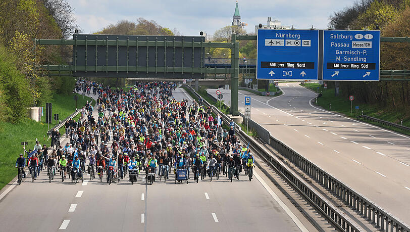 Tausende Radler waren am Sonntag auf einem Abschnitt der A96 in München unterwegs. (Archiv)