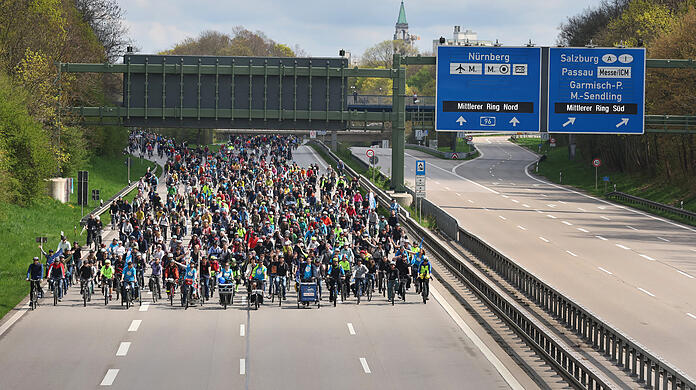 Tausende Radler waren am Sonntag auf einem Abschnitt der A96 in München unterwegs.